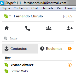 Cuando alguien nos envía un mensaje instantáneo, la ventana de Skype en la barra de tareas parpadea en color naranja mostrando un número, y aparece una señal de color naranja en la ficha Recientes.