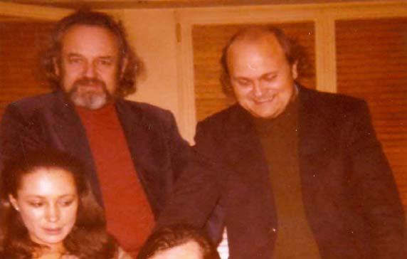 París, 1978. De izquierda a derecha: Jean Samuel Curtet (1931-), Osvaldo Soriano (1943-1997), Alejandra Adoum (1949-), Julio Cortázar (1914-1984) y Jorge Enrique Adoum (1926-2009).